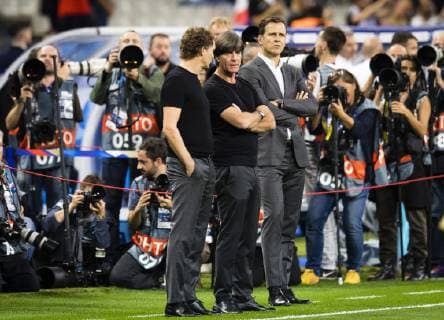 Paris, 16.10.2018 Co Trainer Marcus Sorg, Trainer Joachim Löw (Deutschland) und Manager Oliver Bierhoff (Deutschland) sorgenvoll Frankreich - Deutschland