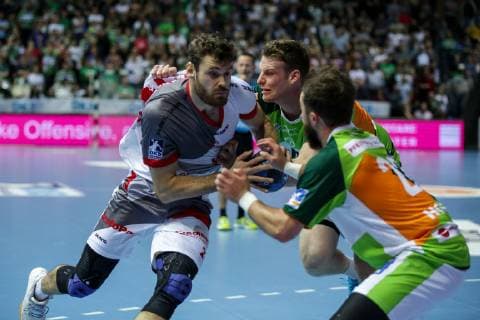Deutschland,Wetzlar, Rittal-Arena, 16.10.2018, Handball,1. DKB Bundesliga, DHB Pokal,Achtelfinale, HSG Wetzlar - MT Melsungen Bild: vo.li.Simon Birkefeldt (MT Melsungen, 23),Nils Torbruegge (HSG Wetzlar, 18),Maximilian Holst (HSG Wetzlar, 22) Copyright: HMBxMedia ThomasxJäger