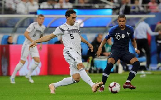 Mats Hummels, Kylian Mbappe Aktion Spielszene Zweikampf Fußball Fussball UEFA Nations League Länderspiel Nationalmannschaft DFB Herren Saison 2018 2019 16.10.2018 Frankreich FRA VS. Deutschland GER DFL regulations prohibit any use of photographs as image sequences and or quasi-video.