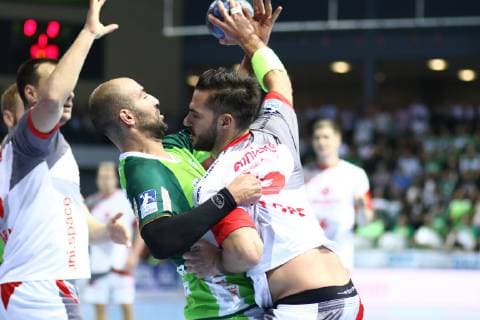Michael Allendorf (Melsungen) im Zweikampf mit Joao Ferraz (Wetzlar) HSG Wetzlar vs MT Melsungen, Handball, DHB-Pokal, 16.10.2018 HSG Wetzlar vs MT Melsungen, Handball, DHB-Pokal, 16.10.2018 Wetzlar Copyright: xEIBNER RenexWeissx EP_RWS