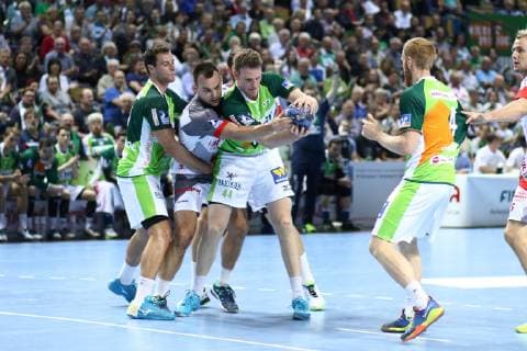 Kampf um den Ball zwischen, von links: Nils Torbruegge (Wetzlar), Marino Maric (Melsungen), Lenny Rubin (Wetzlar) HSG Wetzlar vs MT Melsungen, Handball, DHB-Pokal, 16.10.2018 HSG Wetzlar vs MT Melsungen, Handball, DHB-Pokal, 16.10.2018 Wetzlar Copyright: xEIBNER RenexWeissx EP_RWS
