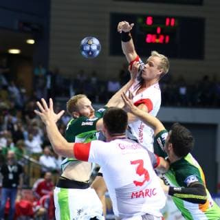 Lasse Mikkelsen (Melsungen) wird von Stefan Kneer (Wetzlar) bedraengt und versucht einen Pass zu Marino Maric (Melsungen, vorne) HSG Wetzlar vs MT Melsungen, Handball, DHB-Pokal, 16.10.2018 HSG Wetzlar vs MT Melsungen, Handball, DHB-Pokal, 16.10.2018 Wetzlar Copyright: xEIBNER RenexWeissx EP_RWS