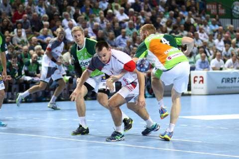 Marino Maric (Melsungen) im Zweikampf mit Stefan Kneer (Wetzlar, rechts), links: Anton Lindskog (Wetzlar) HSG Wetzlar vs MT Melsungen, Handball, DHB-Pokal, 16.10.2018 HSG Wetzlar vs MT Melsungen, Handball, DHB-Pokal, 16.10.2018 Wetzlar Copyright: xEIBNER RenexWeissx EP_RWS