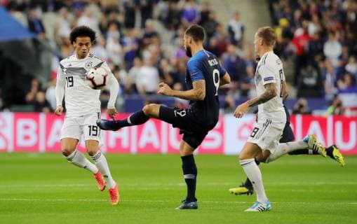 Leroy Sane, Olivier Giroud, Toni Kroos Aktion Spielszene Zweikampf Fußball Fussball UEFA Nations League Länderspiel Nationalmannschaft DFB Herren Saison 2018 2019 16.10.2018 Frankreich FRA VS. Deutschland GER DFL regulations prohibit any use of photographs as image sequences and or quasi-video.
