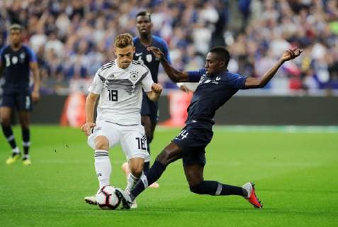 Joshua Kimmich, Blaise Matuidi Aktion Spielszene Zweikampf Fußball Fussball UEFA Nations League Länderspiel Nationalmannschaft DFB Herren Saison 2018 2019 16.10.2018 Frankreich FRA VS. Deutschland GER DFL regulations prohibit any use of photographs as image sequences and or quasi-video.