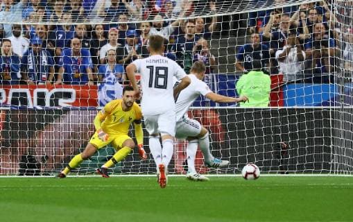 goal, Tor zum 0:1 für Toni Kroos (Deutschland Germany) per Elfmeter gegen Torwart Hugo Lloris (Frankreich, France) - 16.10.2018: Frankreich vs. Deutschland, 4. Spieltag UEFA Nations League, Stade de France, DISCLAIMER: DFB regulations prohibit any use of photographs as image sequences and or quasi-video.