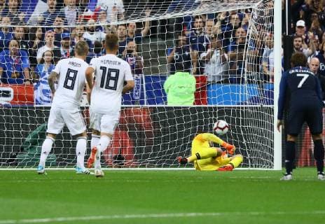 goal, Tor zum 0:1 für Toni Kroos (Deutschland Germany) per Elfmeter gegen Torwart Hugo Lloris (Frankreich, France) - 16.10.2018: Frankreich vs. Deutschland, 4. Spieltag UEFA Nations League, Stade de France, DISCLAIMER: DFB regulations prohibit any use of photographs as image sequences and or quasi-video.