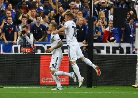 celebrate the goal, Torjubel zum 0:1 von Toni Kroos (Deutschland Germany) - 16.10.2018: Frankreich vs. Deutschland, 4. Spieltag UEFA Nations League, Stade de France, DISCLAIMER: DFB regulations prohibit any use of photographs as image sequences and or quasi-video.