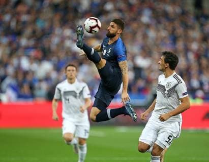 16.10.2018, Fussball, UEFA Nations League, Gruppe 1, Spieltag 4, Frankreich - Deutschland im Stade de France Paris. (L-R) Olivier Giroud (Frankreich) gegen Mats Hummels (Deutschland)