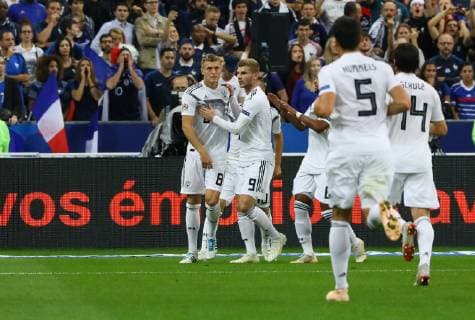 celebrate the goal, Torjubel zum 0:1 von Toni Kroos (Deutschland Germany) - 16.10.2018: Frankreich vs. Deutschland, 4. Spieltag UEFA Nations League, Stade de France, DISCLAIMER: DFB regulations prohibit any use of photographs as image sequences and or quasi-video.