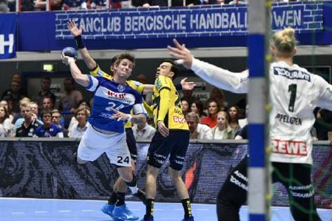 GER, DHB - Pokal Achtelfinale BHC06 vs. Rhein Neckar Loewen , 16.10.2018, Klingenhalle, Solingen, GER, DHB - Pokal Achtelfinale BHC06 vs. Rhein Neckar Loewen , DKB regulations prohibit any use of photographs as image sequences and or quasi-video im Bild Linus Arnesson (BHC 24) gegen Mikael Appelgren ( Rhein-Neckar-Löwen 1 ).