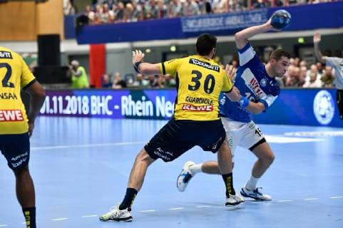 GER, DHB - Pokal Achtelfinale BHC06 vs. Rhein Neckar Loewen , 16.10.2018, Klingenhalle, Solingen, GER, DHB - Pokal Achtelfinale BHC06 vs. Rhein Neckar Loewen , DKB regulations prohibit any use of photographs as image sequences and or quasi-video im Bild Gedeon Guardiola Villaplana ( Rhein-Neckar-Löwen 30 ) gegen Tomas Babak (BHC 19).