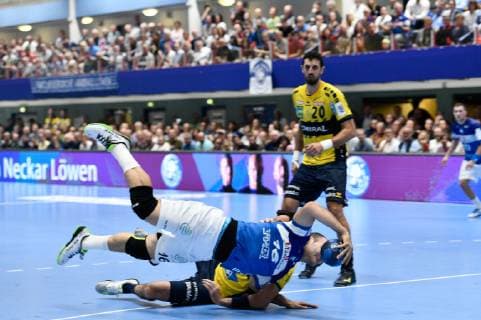GER, DHB - Pokal Achtelfinale BHC06 vs. Rhein Neckar Loewen , 16.10.2018, Klingenhalle, Solingen, GER, DHB - Pokal Achtelfinale BHC06 vs. Rhein Neckar Loewen , DKB regulations prohibit any use of photographs as image sequences and or quasi-video im Bild Rafael Baena Gonzales (BHC 16 ) am Kreis
