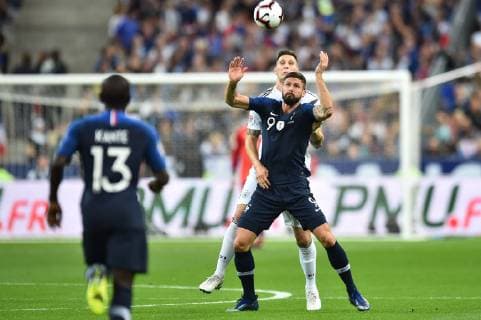 Fußball UEFA Nations League Frankreich - Deutschland am 16.10.2018 im Stade de France in Paris Olivier Giroud ( Frankreich ), vorne - Niklas Süle ( Deutschland ), hinten DFB regulations prohibit any use of photographs as image sequences and or quasi-video.