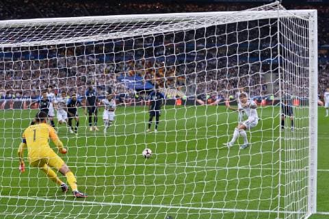 Fußball UEFA Nations League Frankreich - Deutschland am 16.10.2018 im Stade de France in Paris Toni Kroos ( Deutschland ) trifft zum 0:1 DFB regulations prohibit any use of photographs as image sequences and or quasi-video.