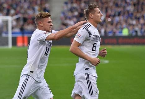 Fußball UEFA Nations League Frankreich - Deutschland am 16.10.2018 im Stade de France in Paris Torjubel zum 0:1 durch Toni Kroos ( Deutschland ), rechts - Joshua Kimmich ( Deutschland ), links DFB regulations prohibit any use of photographs as image sequences and or quasi-video.