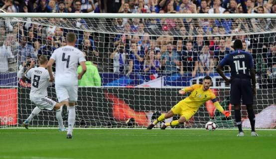 Toni Kroos Elfmeter Strafstoß schießend Tor zum 1:0, Torwart Hugo Lloris Fußball Fussball UEFA Nations League Länderspiel Nationalmannschaft DFB Herren Saison 2018 2019 16.10.2018 Frankreich FRA VS. Deutschland GER DFL regulations prohibit any use of photographs as image sequences and or quasi-video.
