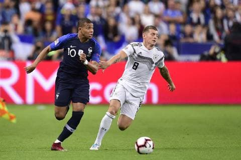 Fußball, Nations League, Frankreich - Deutschland Kylian Mbappe (France) vs Toni Kroos (Allemagne) FOOTBALL : France vs Allemagne - Ligue des Nations UEFA - St Denis - 16 10 2018 JBAutissier Panoramic 