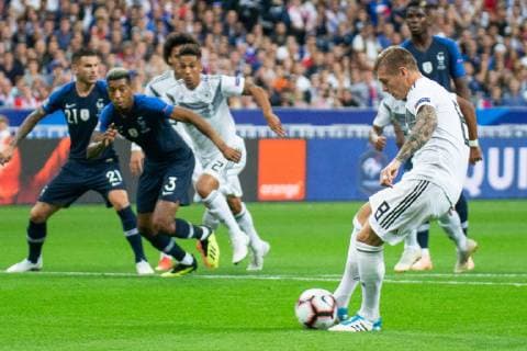 Fußball, Nations League, Frankreich - Deutschland 16.10.2018, xkvx, Fussball Nations League, Frankreich - Deutschland emspor, v.l. Goal scored, Tor zum 0:1 durch Toni Kroos (DFB - Deutscher Fussballbund) (DFL DFB REGULATIONS PROHIBIT ANY USE OF PHOTOGRAPHS as IMAGE SEQUENCES and or QUASI-VIDEO) Paris