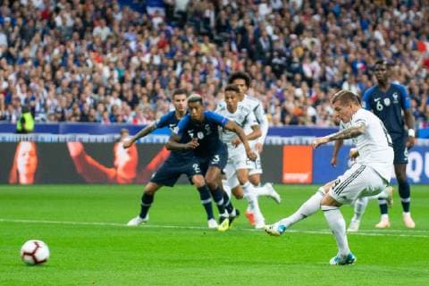 Fußball, Nations League, Frankreich - Deutschland 16.10.2018, xkvx, Fussball Nations League, Frankreich - Deutschland emspor, v.l. Goal scored, Tor zum 0:1 durch Toni Kroos (DFB - Deutscher Fussballbund) (DFL DFB REGULATIONS PROHIBIT ANY USE OF PHOTOGRAPHS as IMAGE SEQUENCES and or QUASI-VIDEO) Paris