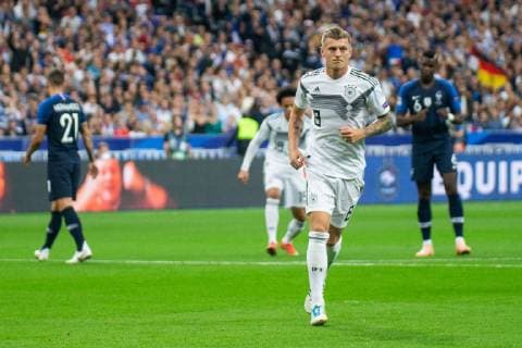 Fußball, Nations League, Frankreich - Deutschland 16.10.2018, xkvx, Fussball Nations League, Frankreich - Deutschland emspor, v.l. Tor, Torjubel, Goal celebration, celebrate the goal zum 0:1 durch Toni Kroos (DFB - Deutscher Fussballbund) mit der Mannschaft (DFL DFB REGULATIONS PROHIBIT ANY USE OF PHOTOGRAPHS as IMAGE SEQUENCES and or QUASI-VIDEO) Paris