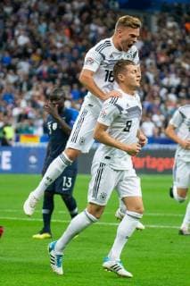 Fußball, Nations League, Frankreich - Deutschland 16.10.2018, xkvx, Fussball Nations League, Frankreich - Deutschland emspor, v.l. Tor, Torjubel, Goal celebration, celebrate the goal zum 0:1 durch Toni Kroos (DFB - Deutscher Fussballbund) mit der Mannschaft (DFL DFB REGULATIONS PROHIBIT ANY USE OF PHOTOGRAPHS as IMAGE SEQUENCES and or QUASI-VIDEO) Paris
