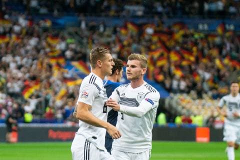 Fußball, Nations League, Frankreich - Deutschland 16.10.2018, xkvx, Fussball Nations League, Frankreich - Deutschland emspor, v.l. Tor, Torjubel, Goal celebration, celebrate the goal zum 0:1 durch Toni Kroos (DFB - Deutscher Fussballbund) mit der Mannschaft (DFL DFB REGULATIONS PROHIBIT ANY USE OF PHOTOGRAPHS as IMAGE SEQUENCES and or QUASI-VIDEO) Paris