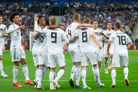 Fußball, Nations League, Frankreich - Deutschland 16.10.2018, xkvx, Fussball Nations League, Frankreich - Deutschland emspor, v.l. Tor, Torjubel, Goal celebration, celebrate the goal zum 0:1 durch Toni Kroos (DFB - Deutscher Fussballbund) mit der Mannschaft (DFL DFB REGULATIONS PROHIBIT ANY USE OF PHOTOGRAPHS as IMAGE SEQUENCES and or QUASI-VIDEO) Paris