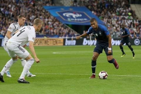 Toni Kroos ( Deutschland ) Matthias Ginter ( Deutschland ) Kylian Mbappe ( Frankreich ), UEFA Nations League, 2018 19, Frankreich vs. Deutschland, DFB regulations prohibit any use of photographs as image sequences and or quasi-video, Frankreich vs. Deutschland, UEFA Nations League, 2018 19, Fussball, 16.10.2018 Paris Copyright: xLanger Eibner-Pressefotox EP_HLR