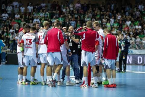 Deutschland,Wetzlar, Rittal-Arena, 16.10.2018, Handball,1. DKB Bundesliga, DHB Pokal,Achtelfinale, HSG Wetzlar - MT Melsungen Bild:Auszeit MT Melsungen, mi.Trainer: Heiko Grimm (MT Melsungen) gibt seinen Spielern anweisungen Copyright: HMBxMedia ThomasxJäger
