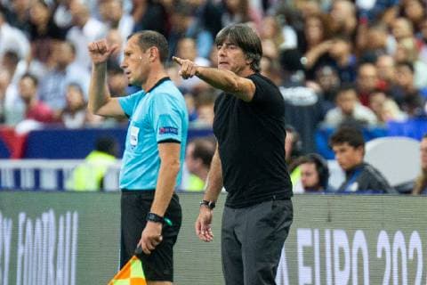 16.10.2018, xkvx, Fussball Nations League, Frankreich - Deutschland emspor, v.l. Head Coach Bundestrainer Joachim Loew (DFB - Deutscher Fussballbund) gibt Anweisung, gestikuliert, mit den Armen gestikulieren, gives instructions, gesticulate (DFL DFB REGULATIONS PROHIBIT ANY USE OF PHOTOGRAPHS as IMAGE SEQUENCES and or QUASI-VIDEO) Paris