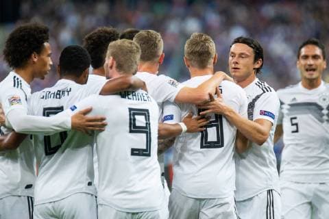 16.10.2018, xkvx, Fussball Nations League, Frankreich - Deutschland emspor, v.l. Tor, Torjubel, Goal celebration, celebrate the goal zum 0:1 durch Toni Kroos (DFB - Deutscher Fussballbund) mit der Mannschaft (DFL DFB REGULATIONS PROHIBIT ANY USE OF PHOTOGRAPHS as IMAGE SEQUENCES and or QUASI-VIDEO) Paris