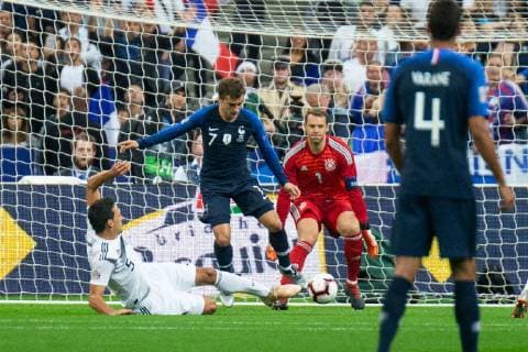 16.10.2018, xkvx, Fussball Nations League, Frankreich - Deutschland emspor, v.l. Mats Hummels (DFB - Deutscher Fussballbund), Antoine Griezmann (Fussballnationalmannschaft Frankreich) (DFL DFB REGULATIONS PROHIBIT ANY USE OF PHOTOGRAPHS as IMAGE SEQUENCES and or QUASI-VIDEO) Paris