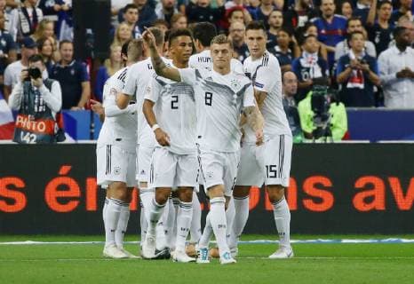 Paris , Fußball Nations League Frankreich vs. Deutschland , Jubel Toni Kroos ( Ger ) nach seinem Tor zum 0 1 DFB regulations prohibit any use of photographs as image sequences and or quasi-video
