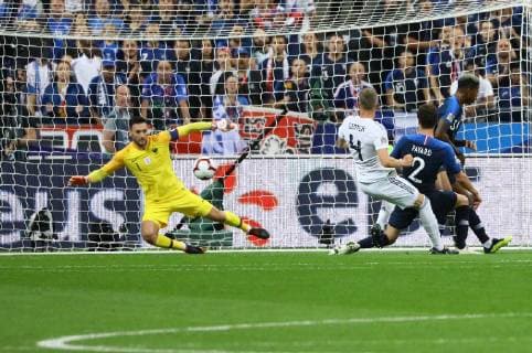 Torwart Hugo Lloris (Frankreich, France) pariert den Schuss von Matthias Ginter (Deutschland Germany)- 16.10.2018: Frankreich vs. Deutschland, 4. Spieltag UEFA Nations League, Stade de France, DISCLAIMER: DFB regulations prohibit any use of photographs as image sequences and or quasi-video.