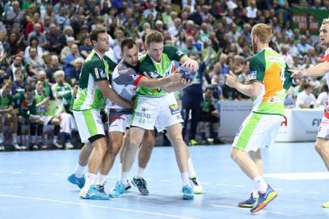 Kampf um den Ball zwischen, von links: Nils Torbruegge (Wetzlar), Marino Maric (Melsungen), Lenny Rubin (Wetzlar) HSG Wetzlar vs MT Melsungen, Handball, DHB-Pokal, 16.10.2018 HSG Wetzlar vs MT Melsungen, Handball, DHB-Pokal, 16.10.2018 Wetzlar Copyright: xEIBNER RenexWeissx EP_RWS