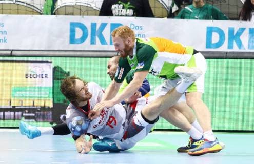 Timm Schneider (Melsungen) im Zweikampf mit Stefan Kneer (Wetzlar, vorne) und Joao Ferraz (Wetzlar, hinten) HSG Wetzlar vs MT Melsungen, Handball, DHB-Pokal, 16.10.2018 HSG Wetzlar vs MT Melsungen, Handball, DHB-Pokal, 16.10.2018 Wetzlar Copyright: xEIBNER RenexWeissx EP_RWS