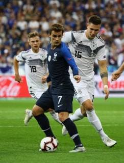 Antoine Griezmann (Frankreich, France) gegen Niklas Süle (Deutschland Germany)- 16.10.2018: Frankreich vs. Deutschland, 4. Spieltag UEFA Nations League, Stade de France, DISCLAIMER: DFB regulations prohibit any use of photographs as image sequences and or quasi-video.