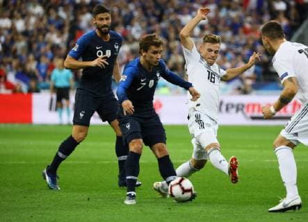 Antoine Griezmann (Frankreich, France) gegen Joshua Kimmich (Deutschland, Germany)- 16.10.2018: Frankreich vs. Deutschland, 4. Spieltag UEFA Nations League, Stade de France, DISCLAIMER: DFB regulations prohibit any use of photographs as image sequences and or quasi-video.