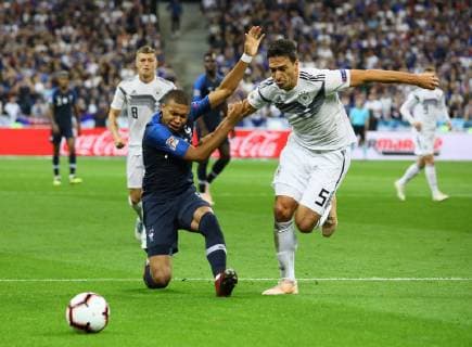 Kylian Mbappe (Frankreich, France) wird nur leicht berührt von Mats Hummels (Deutschland Germany) und lässt sich fallen, um einen Elfmeter zu bekommen - 16.10.2018: Frankreich vs. Deutschland, 4. Spieltag UEFA Nations League, Stade de France, DISCLAIMER: DFB regulations prohibit any use of photographs as image sequences and or quasi-video.