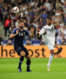 Olivier Giroud, Serge Gnabry Aktion Spielszene Zweikampf Fußball Fussball UEFA Nations League Länderspiel Nationalmannschaft DFB Herren Saison 2018 2019 16.10.2018 Frankreich FRA VS. Deutschland GER DFL regulations prohibit any use of photographs as image sequences and or quasi-video.