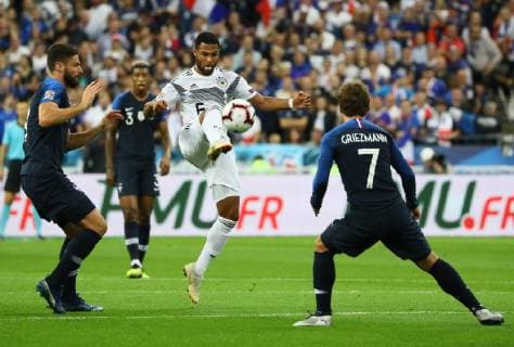 Serge Gnabry (Deutschland Germany) gegen Olivier Giroud (Frankreich, France), Antoine Griezmann (Frankreich, France)- 16.10.2018: Frankreich vs. Deutschland, 4. Spieltag UEFA Nations League, Stade de France, DISCLAIMER: DFB regulations prohibit any use of photographs as image sequences and or quasi-video.
