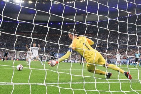 16.10.2018, xkvx, Fussball Nations League, Frankreich - Deutschland emspor, v.l. Goal scored, Tor zum 0:1 durch Toni Kroos (DFB - Deutscher Fussballbund) (DFL DFB REGULATIONS PROHIBIT ANY USE OF PHOTOGRAPHS as IMAGE SEQUENCES and or QUASI-VIDEO) Paris