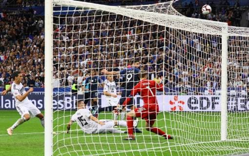 Olivier Giroud (Frankreich, France) vergibt die Chance gegen Torwart Manuel Neuer (Deutschland Germany)- 16.10.2018: Frankreich vs. Deutschland, 4. Spieltag UEFA Nations League, Stade de France, DISCLAIMER: DFB regulations prohibit any use of photographs as image sequences and or quasi-video.