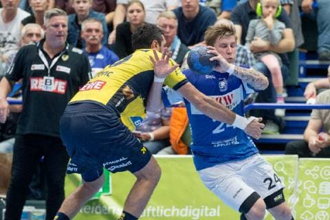 Ilija Abutovic (Nr. 20, Rhein-Neckar Löwen) im Zweikampf mit Linus Arnesson (Nr. 24, Bergischer HC) Bergischer HC vs. Rhein-Neckar Löwen, Handball, DHB Pokal, Achtelfinale, 16.10.18 Solingen NRW Deutschland Klingenhalle