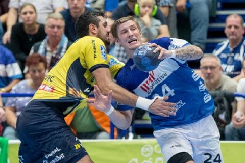 Ilija Abutovic (Nr. 20, Rhein-Neckar Löwen) im Zweikampf mit Linus Arnesson (Nr. 24, Bergischer HC) Bergischer HC vs. Rhein-Neckar Löwen, Handball, DHB Pokal, Achtelfinale, 16.10.18 Solingen NRW Deutschland Klingenhalle