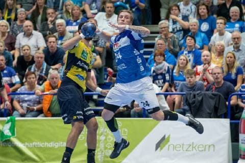 Linus Arnesson (Nr. 24, Bergischer HC) beim Wurf Bergischer HC vs. Rhein-Neckar Löwen, Handball, DHB Pokal, Achtelfinale, 16.10.18 Solingen NRW Deutschland Klingenhalle