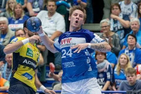 Linus Arnesson (Nr. 24, Bergischer HC) beim Wurf Bergischer HC vs. Rhein-Neckar Löwen, Handball, DHB Pokal, Achtelfinale, 16.10.18 Solingen NRW Deutschland Klingenhalle