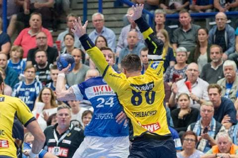 Linus Arnesson (Nr. 24, Bergischer HC) beim Wurf gegen Jannik Kohlbacher (Nr. 80, Rhein-Neckar Löwen) Bergischer HC vs. Rhein-Neckar Löwen, Handball, DHB Pokal, Achtelfinale, 16.10.18 Solingen NRW Deutschland Klingenhalle
