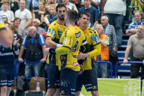 Ilija Abutovic (Nr. 20, Rhein-Neckar Löwen), Jannik Kohlbacher (Nr. 80, Rhein-Neckar Löwen) und Andy Schmid (Nr. 2, Rhein-Neckar Löwen) freuen sich über den Sieg in Solingen Bergischer HC vs. Rhein-Neckar Löwen, Handball, DHB Pokal, Achtelfinale, 16.10.18 Solingen NRW Deutschland Klingenhalle